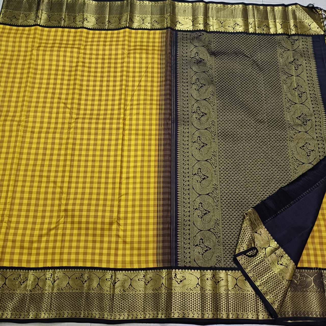 Golden Diva Checks Kanjivaram Saree